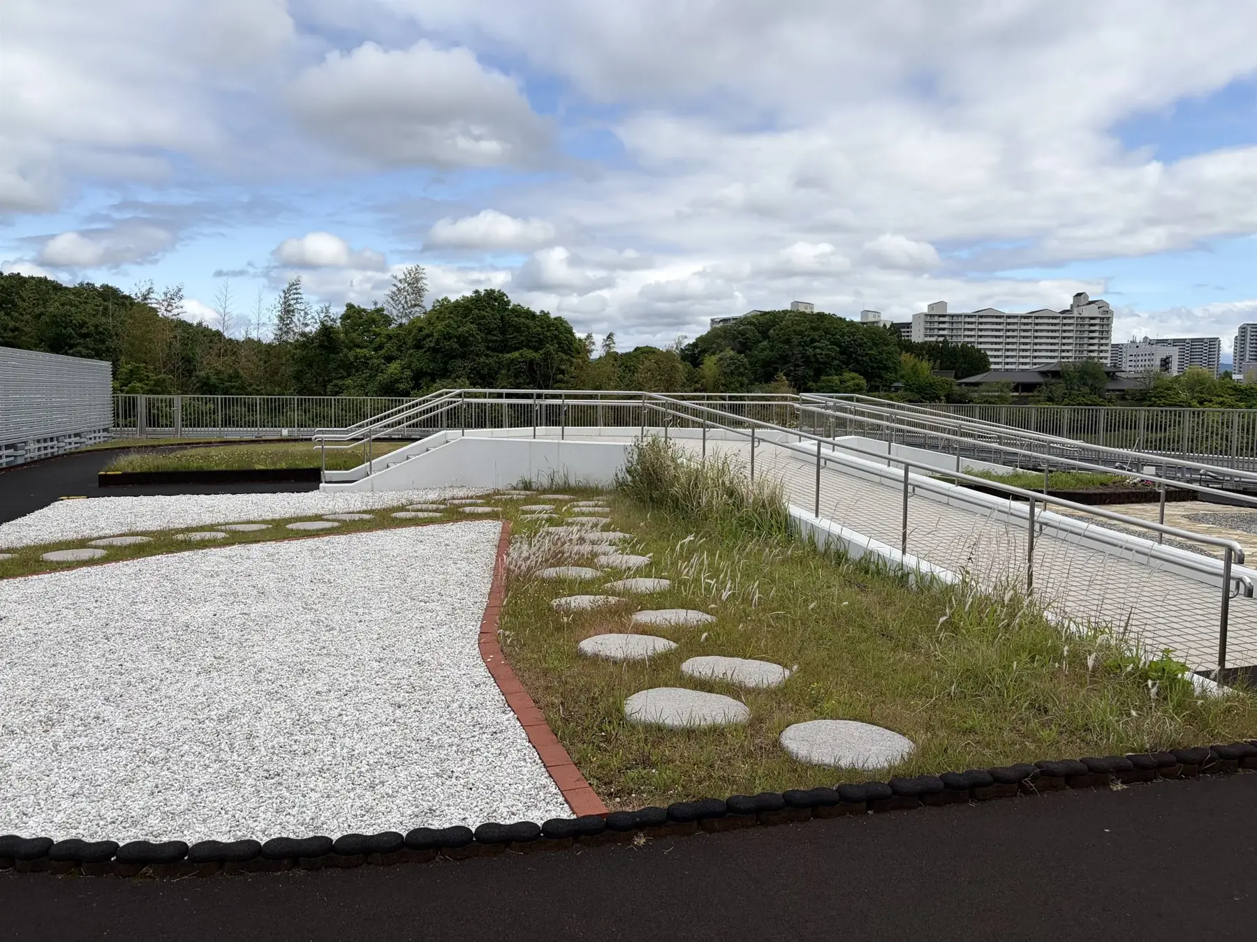 自然を感じられる病院の屋上庭園