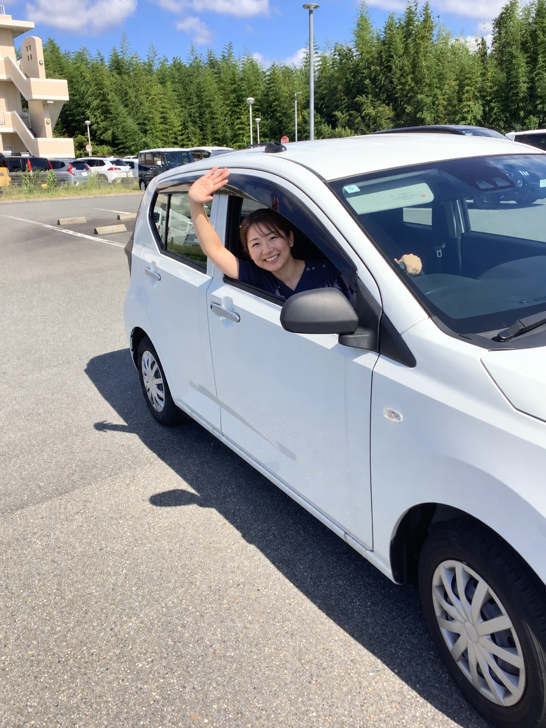 病院の駐車場から訪問へ出発するスタッフのイメージ
