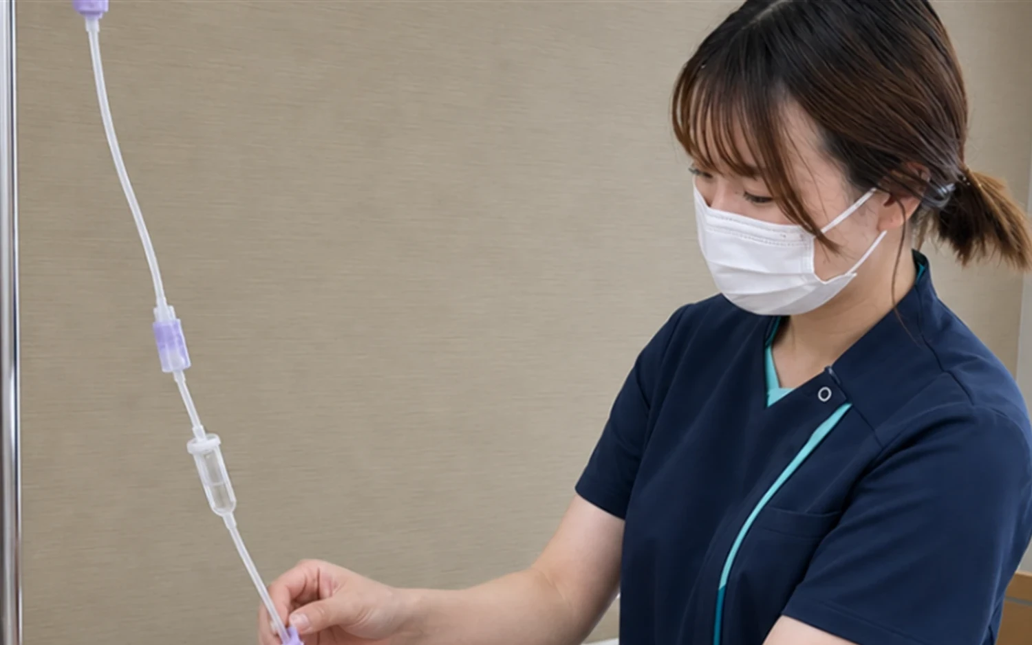 点滴を確認する看護師