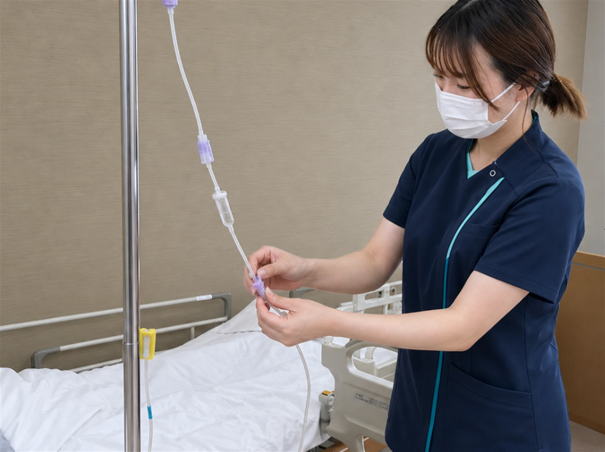 病棟で点滴を確認する看護師