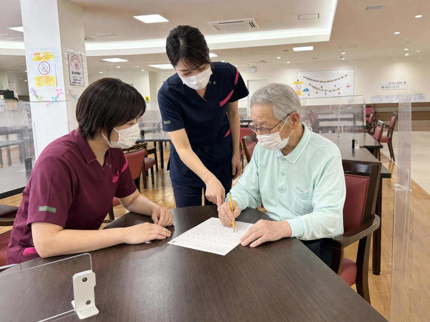 食堂や生活支援の場面