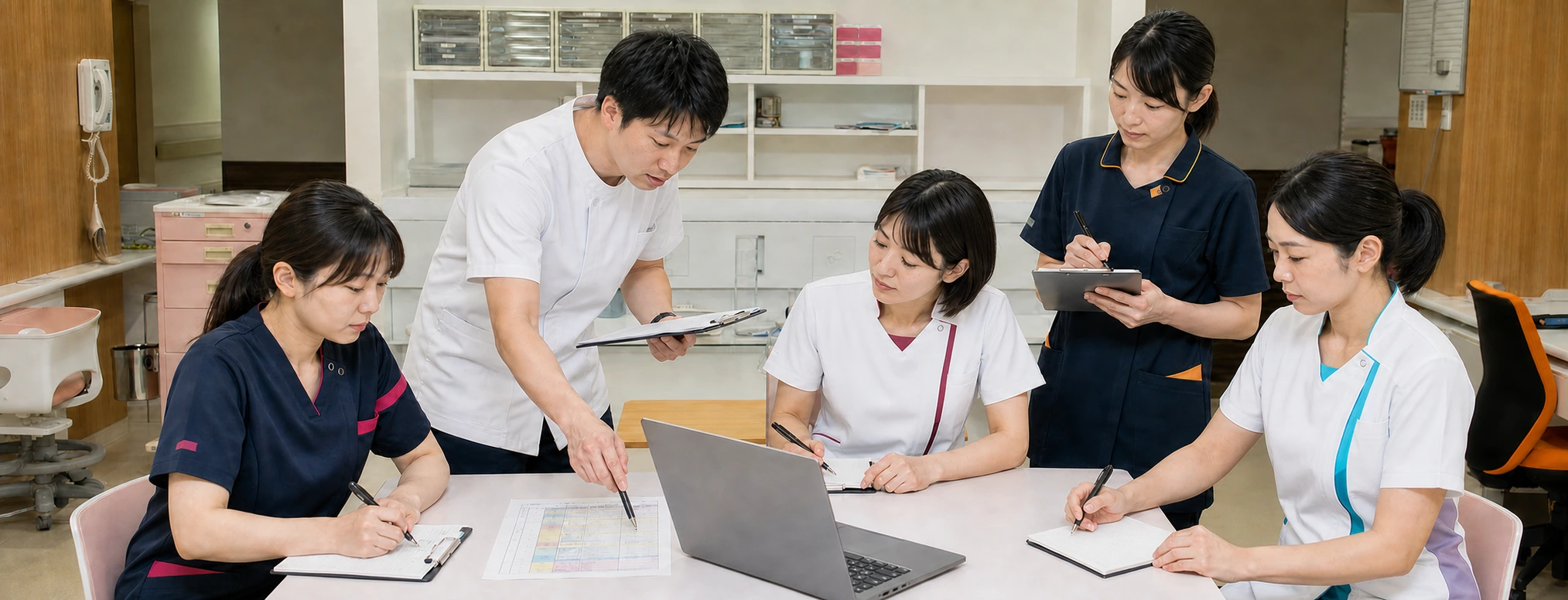 相談しながら仕事を進める看護師