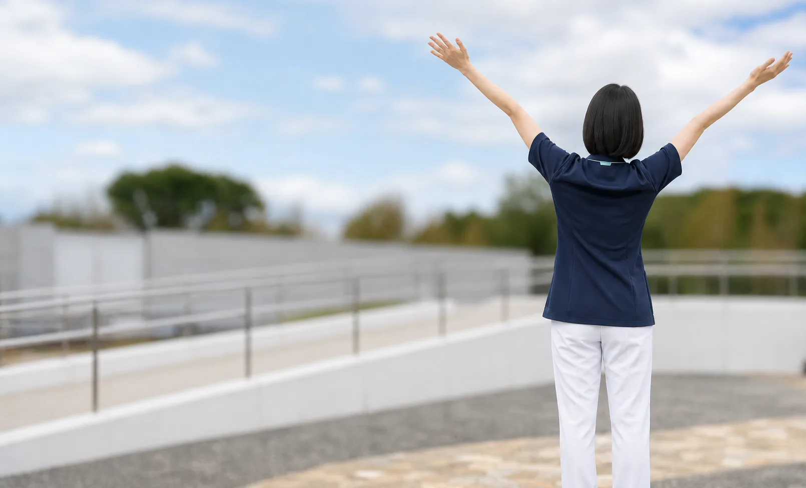 穏やかな表情で患者さんと接する看護師